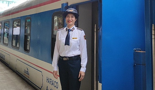 Hơn 20 năm làm nghề, nữ tiếp viên kể chuyện khó quên trên chuyến tàu Bắc - Nam