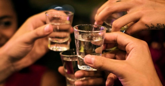 Chuyên gia chỉ ra 3 sai lầm khi uống rượu có thể đe dọa đến tính mạng, điều đầu tiên giới trẻ Việt thường xuyên làm