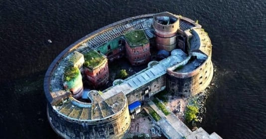 Pháo đài cổ nổi lên giữa mặt biển chứa đầy những bí mật kéo dài hàng thập kỷ, nổi bật với kiến trúc độc đáo hình oval có sức chứa lên tới 1.000 người
