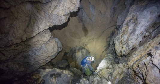 Khám phá hang động 400m sâu nhất Việt Nam theo chiều thẳng đứng, gồm 11 hố sâu nối tiếp nhau, hố sâu nhất cao tới 220m