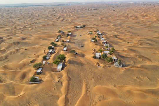 Bí ẩn ngôi làng bị bỏ hoang giữa sa mạc: Cửa sổ và cửa ra vào đều mở rộng, cát lấp đầy sân, cuốn trôi mọi đồ đạc