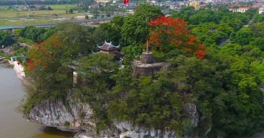 Ngọn núi chỉ cao 100m nằm giữa ngã ba sông ở miền Bắc Việt Nam, được ví như ‘cảnh tiên chốn trần gian’ và là nơi hiếm hoi lưu giữ nhiều áng văn cổ trong gần 7 thế kỷ