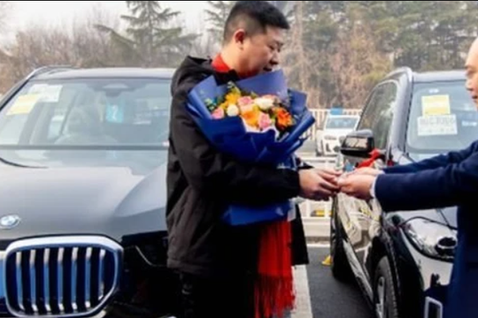 Cuối năm công ty thưởng Tết, nhân viên nhận siêu xe, 'ẵm' tỷ đồng tiền mặt