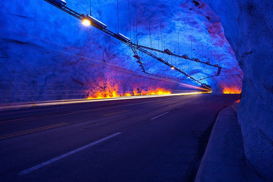 Hầm đường bộ 3.700 tỷ đồng dài nhất thế giới, chạy xuyên qua 3 hang núi lớn, trang bị một công nghệ khiến lái xe được chiêm ngưỡng 'bình minh' 3 lần