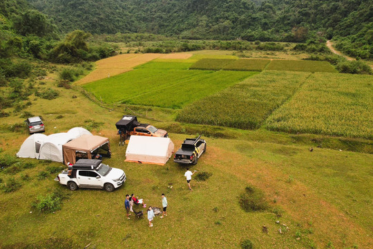 Hang động xuyên núi cách Hà Nội 170km, du khách đổ về cắm trại đổi gió cuối tuần