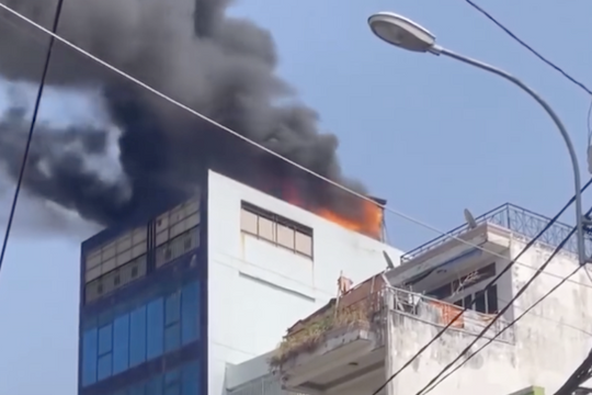Cháy công ty vàng bạc ở Sài Gòn, gần 40 nhân viên tháo chạy