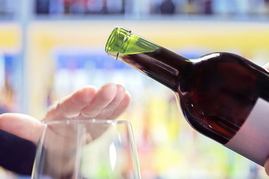 Độ tuổi nên ngừng uống rượu hoàn toàn để tránh hủy hoại não