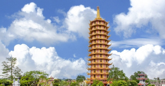 Ngôi chùa 600 tuổi sở hữu 3 kỷ lục Việt Nam, nổi bật với tòa Bảo tháp có sức chịu tải trọng 141 pho tượng đồng 100 tấn và chứa được hàng nghìn người đến chiêm bái