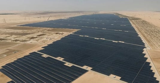 Trang trại điện mặt trời lớn nhất thế giới bao phủ hơn 20km2 sa mạc, cung cấp điện cho 200.000 hộ gia đình, giảm 2,4 triệu tấn khí thải carbon mỗi năm