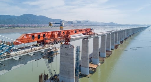 Siêu cỗ máy dựng gầm cầu cao gần 10m, nặng hơn 900 tấn, sở hữu 15.000 bộ phận lắp ráp, có thể vận chuyển hộp cầu 1.000 tấn