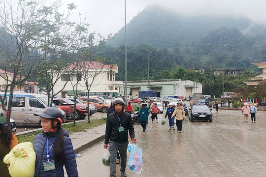 Chợ phiên biên giới Việt - Lào, nghìn người tham dự không cần hộ chiếu