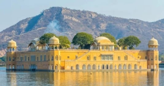 Ngỡ ngàng kỳ quan cung điện tráng lệ nằm giữa hồ, được xây dựng từ thế kỷ 18 ở một nước châu Á