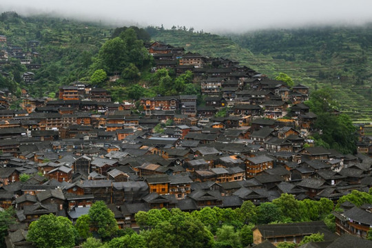Ngôi làng cổ nằm trên núi cao, mới được phát hiện hơn 20 năm nhưng có cả nghìn hộ dân sinh sống, khung cảnh khiến ai cũng trầm trồ vì đẹp như tiên cảnh
