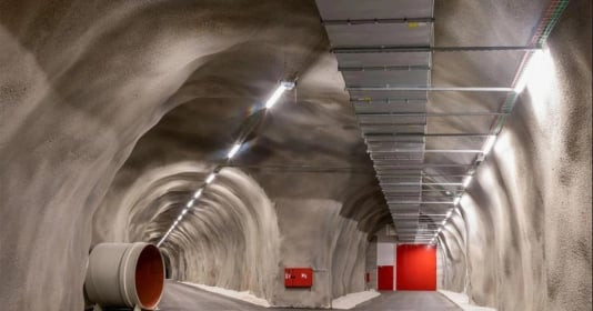 Nhà máy thủy điện dưới lòng đất đầu tiên trên thế giới sở hữu đường ống ngầm sâu 1.500m, hệ thống đường hầm ẩn mình dưới lòng núi dài 2km