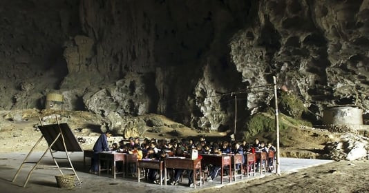 Ngôi làng kỳ lạ nằm ở độ cao 1.800m, khép kín trong hang động sâu 200m, chứa cả trường học, sân bóng rổ và ‘khu du lịch sinh thái’