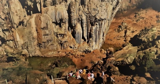 Khám phá hang động đá vôi nhiều tầng nằm trong lòng núi ở một tỉnh miền Bắc, cảnh sắc đẹp như ‘chốn tiên’ nhưng phải leo 1.200 bậc mới tới nơi