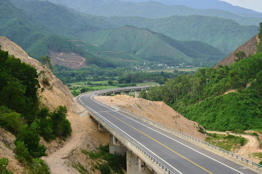Bất cập những khúc cua nguy hiểm trên cao tốc nghìn tỷ La Sơn - Túy Loan
