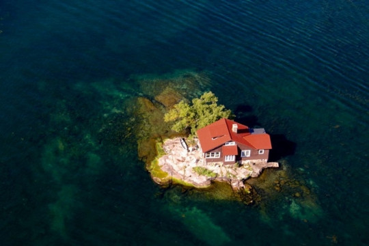 Kỳ lạ hòn đảo nhỏ nhất thế giới có sự sống: Diện tích 'vừa đủ chỗ' cho một ngôi nhà duy nhất, chỉ cần đi lệch một bước là thấy mình đang bơi