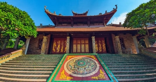 Ngôi chùa được xây dựng từ thời nhà Trần ở miền Bắc Việt Nam, nổi tiếng với 78 pho tượng được làm hoàn toàn từ gốm sứ bởi những nghệ nhân nổi tiếng trong làng