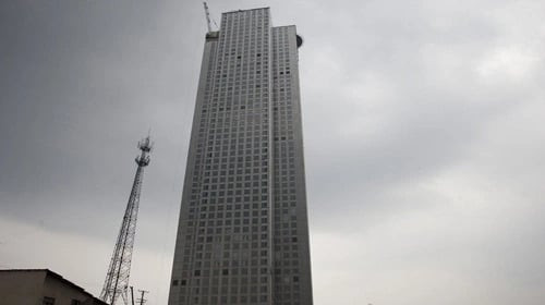 Tòa cao ốc có tốc độ xây dựng nhanh kỷ lục trong 19 ngày gây chấn động thế giới: Cao 59 tầng, rộng 180.000m2 với 1.200 nhân công cùng công nghệ hiện đại bậc nhất