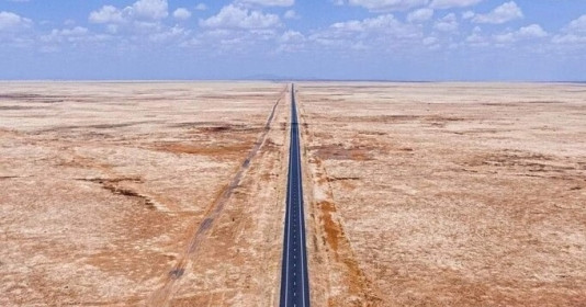 Chiêm ngưỡng đường cao tốc 256km thẳng tắp dài nhất thế giới, được Kỷ lục Guinness công nhận