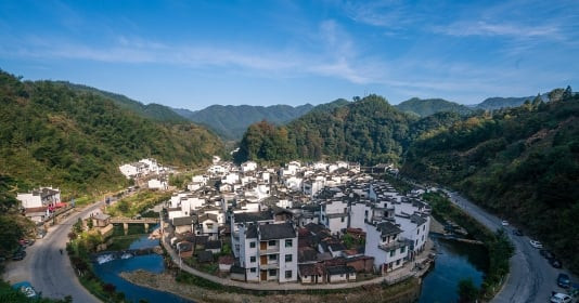 Ngôi làng tròn độc đáo được bao quanh bởi sông và núi, không có cửa hàng, nhà hàng hay khách sạn