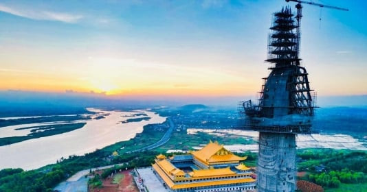Về miền Trung chiêm bái bức tượng Phật cao nhất Việt Nam nằm nép mình bên cầu Cổ Lũy bắc ngang sông Trà Khúc, tạo nên phong cảnh hữu tình hiếm có