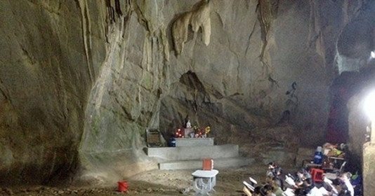 Ngôi chùa cổ rộng 15m nằm sâu trong lòng núi đá vôi, hoàn toàn do thiên nhiên ban tặng, gắn với truyền thuyết Đức Phật hạ trần