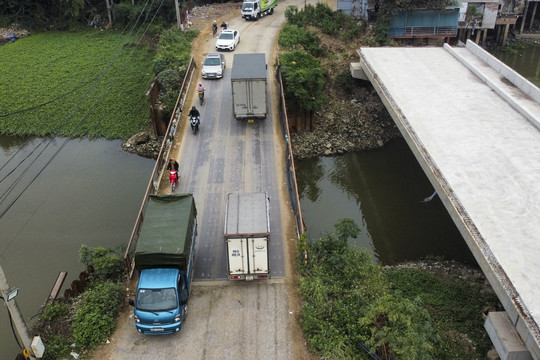 Bắc Ninh: Cầu trăm tỷ chậm tiến độ, dân phấp phỏng đi qua cầu tạm