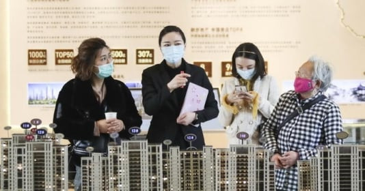 Bất động sản Trung Quốc khủng hoảng nặng, dùng chiêu 'tặng vợ miễn phí' mới bán được nhà