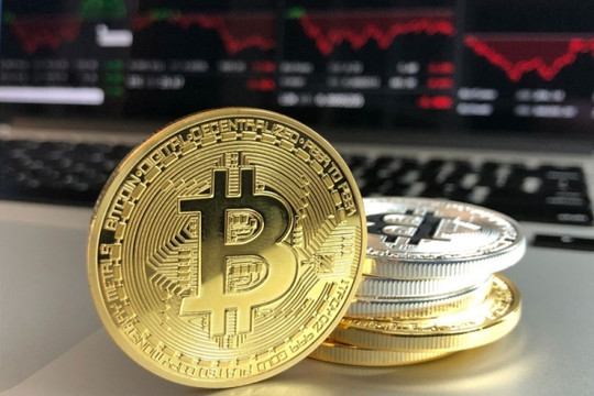 Bitcoin lại vượt 42.000 USD