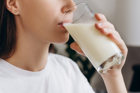 Uống sữa rất ngon và bổ nhưng nếu xuất hiện 6 dấu hiệu này thì nên dừng lại ngay