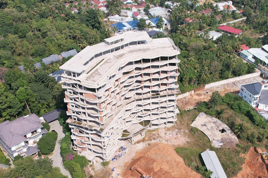 Tháo dỡ khách sạn 12 tầng xây dựng trái phép ở Phú Quốc