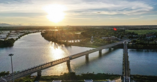 Dòng sông dài 100km, rộng khoảng 200m nhưng dân ta từng phải 'đi' mất hơn 20 năm mới tới được bờ, có cây cầu 7 nhịp chia cắt hàng triệu gia đình Việt