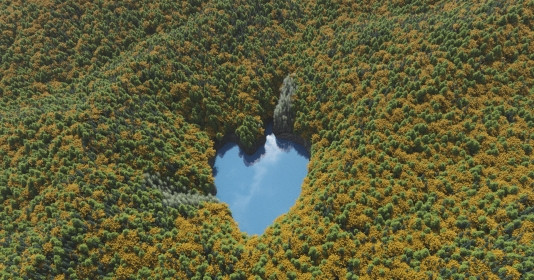 Hồ nước có hình dạng độc lạ nằm lọt thỏm giữa cánh rừng xanh mướt, được mệnh danh đẹp tựa ‘mỹ cảnh nhân gian’