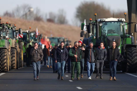 Nông dân Pháp biểu tình gây rối loạn Paris