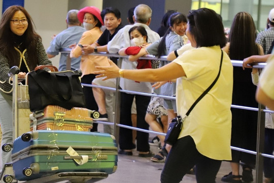 Về quê đón Tết, Việt kiều vỡ oà ôm siết người thân giữa sân bay Tân Sơn Nhất