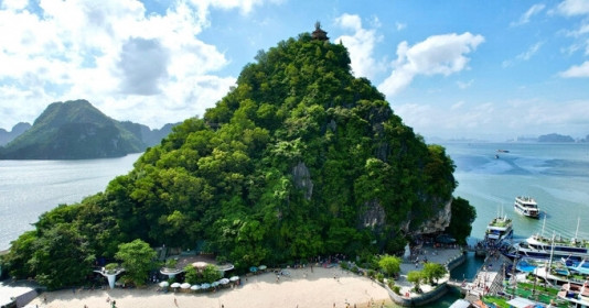 Bãi biển duy nhất của Việt Nam lọt danh sách đẹp nhất thế giới: Trải dài trên hòn đảo 'nằm nghiêng' giữa lòng kỳ quan, tên gọi gắn liền với một nhà du hành vũ trụ