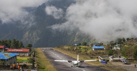 ‘Sân bay nguy hiểm nhất thế giới’ nằm trên dãy núi ở độ cao gần 3.000m, sở hữu đường băng vỏn vẹn 500m, bao quanh là đồi núi dốc đứng