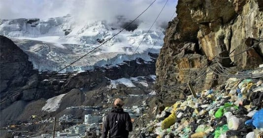 Điều kỳ lạ ở thị trấn cao nhất thế giới: Thiếu oxy trầm trọng, rác thải độc hại chất thành núi nhưng người người ùn kéo tới ở