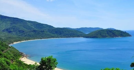 Ngôi làng nằm nép mình dưới chân đèo hùng vĩ, là nơi hiếm hoi có đến 3 bãi biển nổi tiếng ở miền Trung Việt Nam