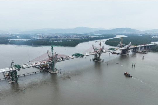 Hợp long cây cầu 2.000 tỷ đồng nối hai vùng kinh tế trọng điểm Hải Phòng - Quảng Ninh