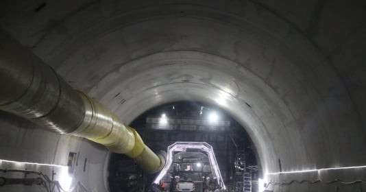Hầm cao tốc xuyên núi 22km dài nhất thế giới được đào bởi cỗ máy 2.000 tấn, áp dụng phương pháp xây dựng 3 lỗ và 4 trục dọc