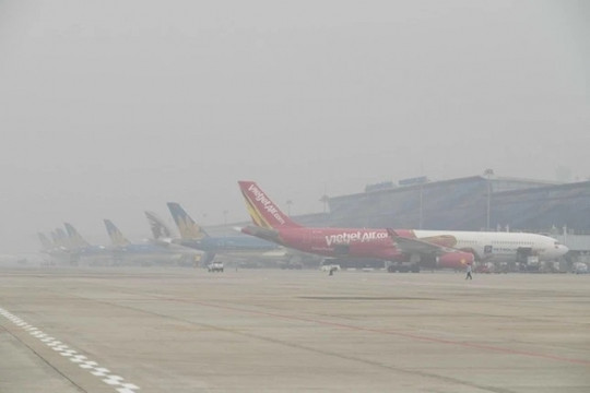 Gần 100 chuyến bay 'nghẽn' ở Nội Bài vì sương mù bủa vây