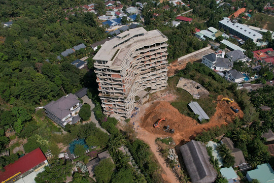 Vì sao tòa nhà khách sạn 12 tầng tại Phú Quốc xây trái phép tháo dỡ hơn 1 năm không xong?
