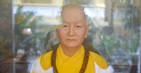 Chiêm ngưỡng pho tượng giống hệt ‘người thật’, từng bị yêu cầu kiểm tra hộ chiếu ở ngôi chùa 600 tuổi giữa lòng Thủ đô
