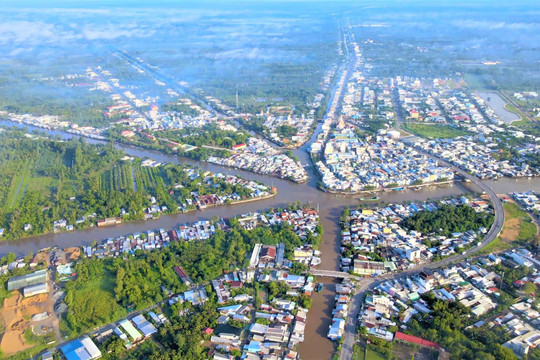 Độc đáo chợ nằm ở nút giao của 7 con kênh: Là chợ nổi lớn nhất và lâu đời nhất Việt Nam, mỗi ngày đón hơn 300 tàu thuyền tới buôn bán