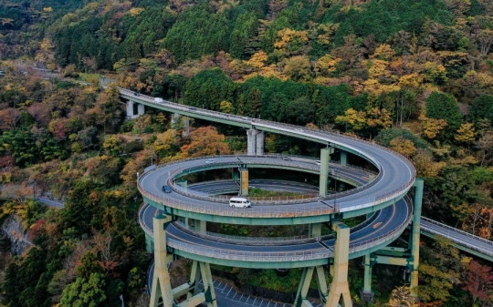 Cây cầu ngoạn mục nhất thế giới: Kiệt tác kiến trúc xoắn ốc 'uốn lượn như rắn' của Nhật Bản
