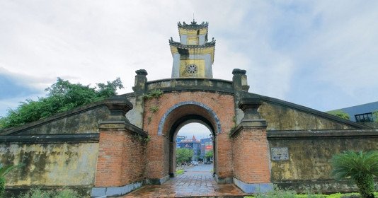 Công trình kiến trúc quân sự cổ được xây dựng dưới thời chúa Nguyễn Phúc Nguyên, nằm tại một tỉnh miền Trung Việt Nam
