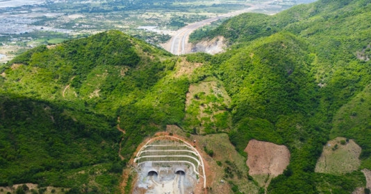 Hầm cao tốc 1.200 tỷ đồng của Việt Nam sử dụng công nghệ hàng đầu thế giới, là hầm cao tốc duy nhất được trải bê tông nhựa toàn bộ